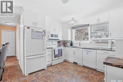 66 Confederation Crescent, Saskatoon, SK - Indoor Photo Showing Kitchen
