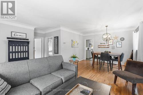 20 East 18Th Street, Hamilton, ON - Indoor Photo Showing Living Room