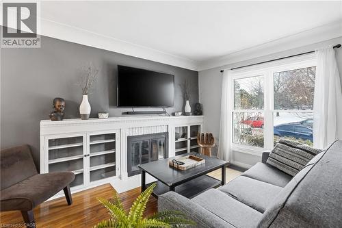 20 East 18Th Street, Hamilton, ON - Indoor Photo Showing Living Room