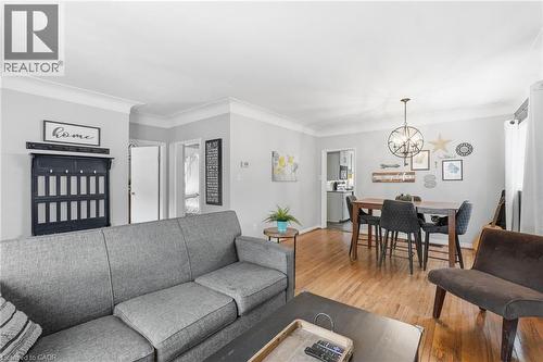 20 East 18Th Street, Hamilton, ON - Indoor Photo Showing Living Room