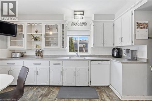 20 East 18Th Street, Hamilton, ON - Indoor Photo Showing Kitchen