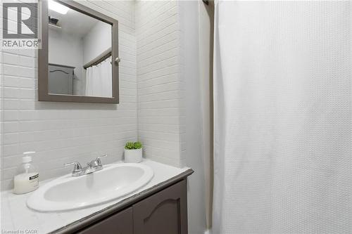 20 East 18Th Street, Hamilton, ON - Indoor Photo Showing Bathroom