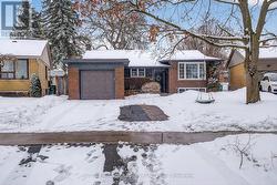 16 BROOK TREE CRESCENT  Toronto, ON M9P 1L1