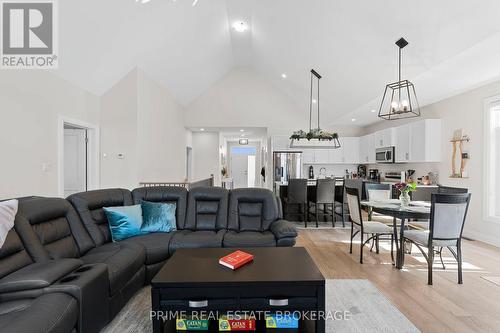 15 Compass Trail, Central Elgin, ON - Indoor Photo Showing Living Room