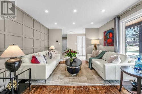 315 Swinburne Road, Burlington, ON - Indoor Photo Showing Living Room