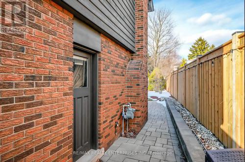 315 Swinburne Road, Burlington, ON - Outdoor