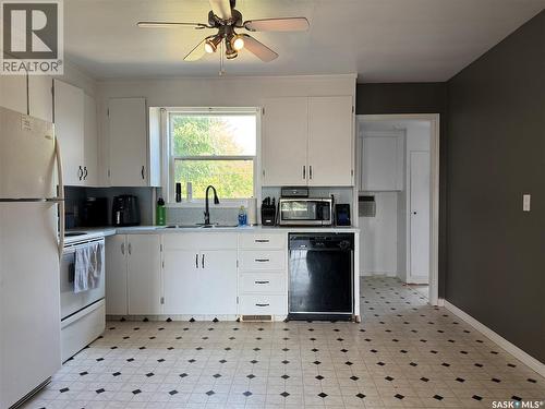 410 6Th Street E, Wynyard, SK - Indoor Photo Showing Kitchen With Double Sink