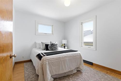 882 Dudley Avenue, Winnipeg, MB - Indoor Photo Showing Bedroom