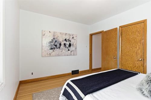 882 Dudley Avenue, Winnipeg, MB - Indoor Photo Showing Bedroom