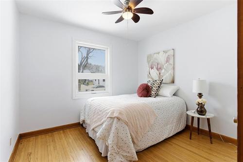 882 Dudley Avenue, Winnipeg, MB - Indoor Photo Showing Bedroom