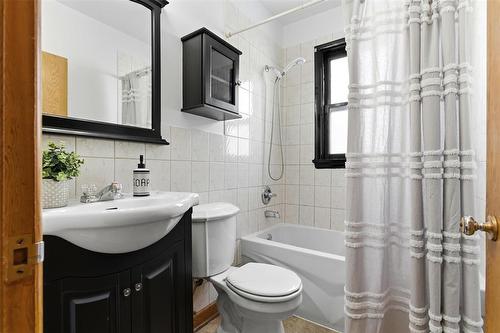 882 Dudley Avenue, Winnipeg, MB - Indoor Photo Showing Bathroom