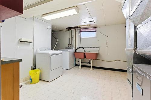 882 Dudley Avenue, Winnipeg, MB - Indoor Photo Showing Laundry Room