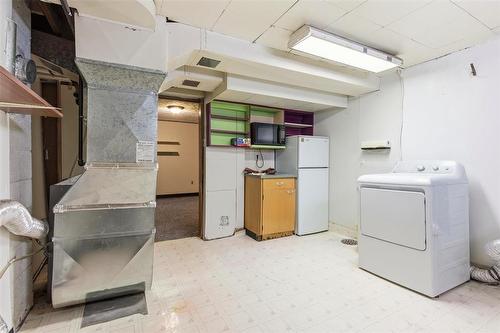 882 Dudley Avenue, Winnipeg, MB - Indoor Photo Showing Laundry Room