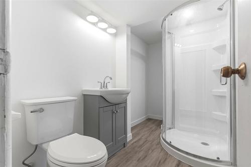 882 Dudley Avenue, Winnipeg, MB - Indoor Photo Showing Bathroom