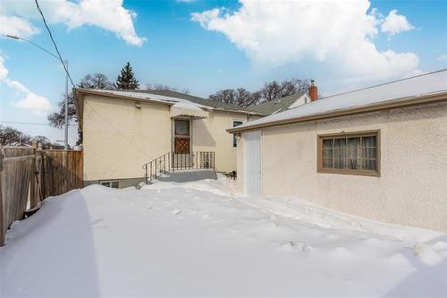 882 Dudley Avenue, Winnipeg, MB - Outdoor