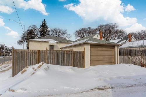 882 Dudley Avenue, Winnipeg, MB - Outdoor