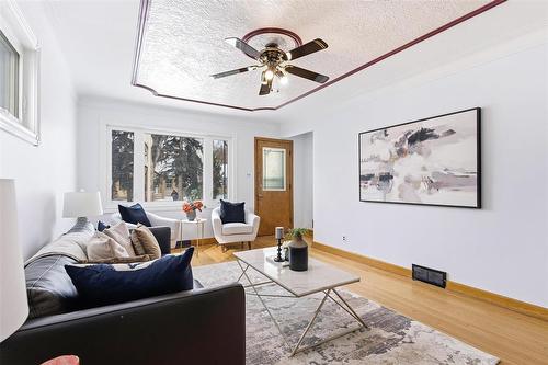 882 Dudley Avenue, Winnipeg, MB - Indoor Photo Showing Living Room