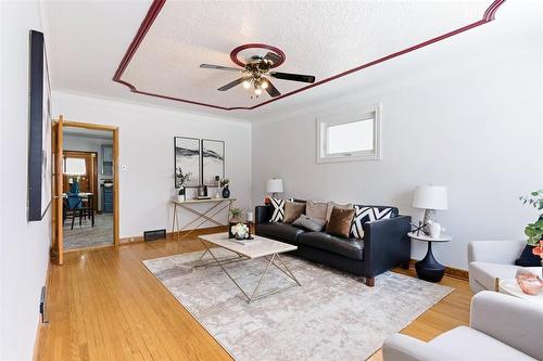 882 Dudley Avenue, Winnipeg, MB - Indoor Photo Showing Living Room