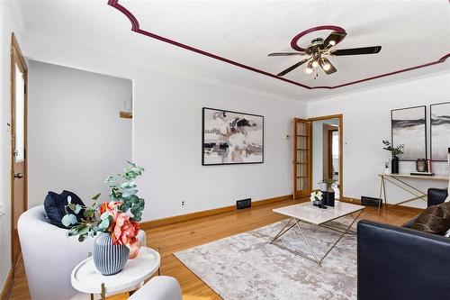 882 Dudley Avenue, Winnipeg, MB - Indoor Photo Showing Living Room