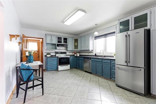 882 Dudley Avenue, Winnipeg, MB - Indoor Photo Showing Kitchen