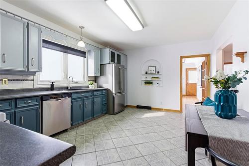 882 Dudley Avenue, Winnipeg, MB - Indoor Photo Showing Kitchen