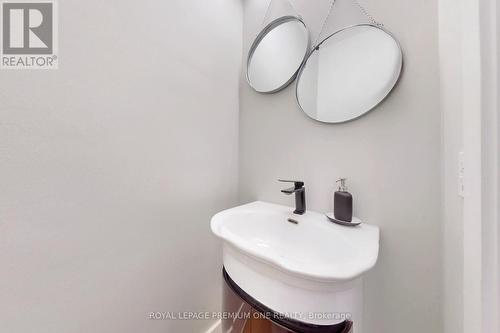 223 Manning Avenue, Toronto, ON - Indoor Photo Showing Bathroom