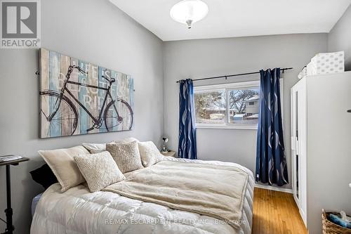 5 Carrington Court, Hamilton, ON - Indoor Photo Showing Bedroom