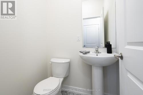34 Singhampton Road, Vaughan, ON - Indoor Photo Showing Bathroom