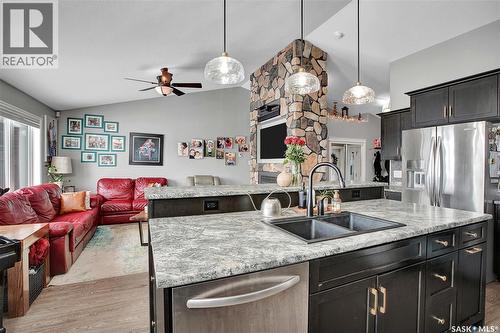 426 Lyle Crescent, Warman, SK - Indoor Photo Showing Kitchen With Double Sink With Upgraded Kitchen