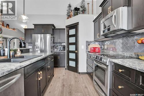 426 Lyle Crescent, Warman, SK - Indoor Photo Showing Kitchen With Double Sink With Upgraded Kitchen