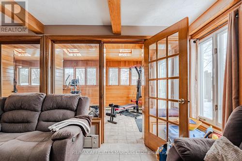 219 Pescod Avenue, Cornwall, ON - Indoor Photo Showing Living Room