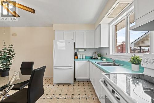 19 Secord Drive, Hamilton, ON - Indoor Photo Showing Kitchen With Double Sink