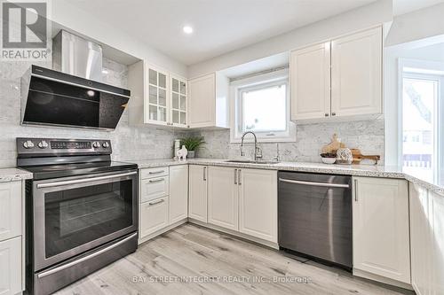 28 Carnforth Drive, Markham, ON - Indoor Photo Showing Kitchen With Upgraded Kitchen