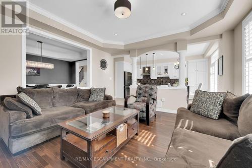 8 Chartwell Circle, Hamilton, ON - Indoor Photo Showing Living Room
