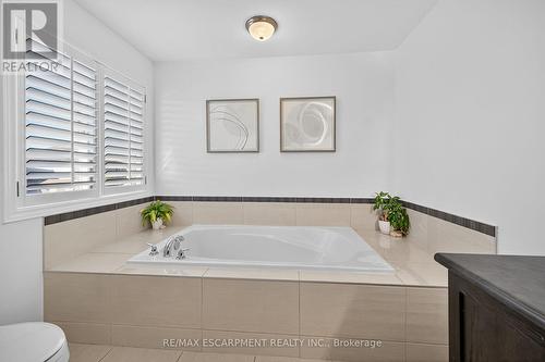 8 Chartwell Circle, Hamilton, ON - Indoor Photo Showing Bathroom