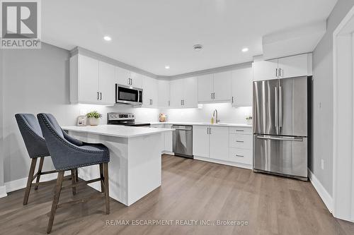 8 Chartwell Circle, Hamilton, ON - Indoor Photo Showing Kitchen With Upgraded Kitchen