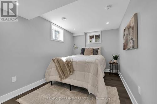 8 Chartwell Circle, Hamilton, ON - Indoor Photo Showing Bedroom