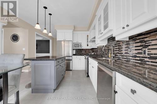 8 Chartwell Circle, Hamilton, ON - Indoor Photo Showing Kitchen With Upgraded Kitchen