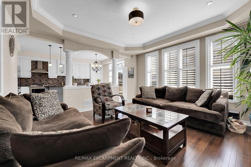 8 Chartwell Circle, Hamilton, ON - Indoor Photo Showing Living Room