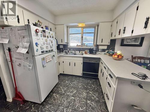 4793 S 97 Highway, Quesnel, BC - Indoor Photo Showing Kitchen With Double Sink