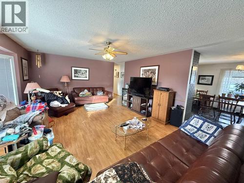 4793 S 97 Highway, Quesnel, BC - Indoor Photo Showing Living Room