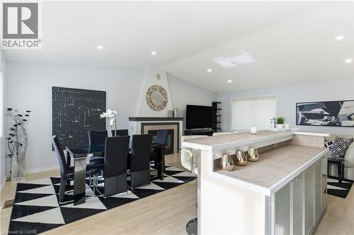 5372 Spruce Avenue, Burlington, ON - Indoor