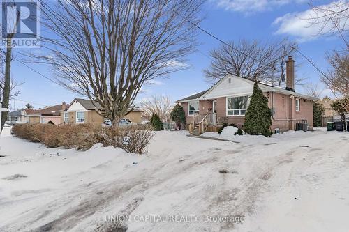 22 CHAPPEL HILL ROAD  Toronto, ON M3M 1M2