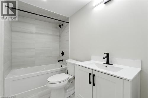 Unit B - 929 Upper Ottawa Street, Hamilton, ON - Indoor Photo Showing Bathroom