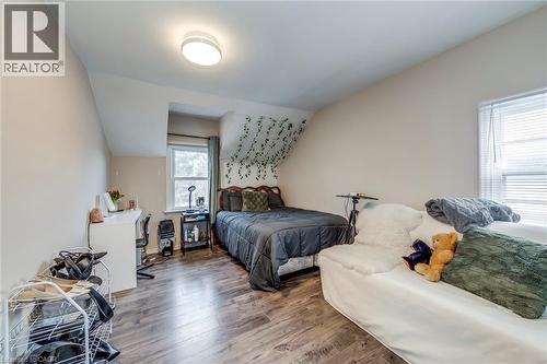 Bedroom with wood finished floors and vaulted ceiling - 142 Ewen Road, Hamilton, ON - Indoor Photo Showing Bedroom