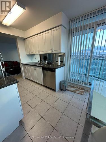 909 - 4850 Glen Erin Drive, Mississauga, ON - Indoor Photo Showing Kitchen With Double Sink