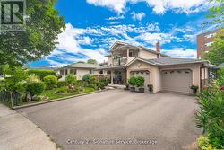 512 SELSEY DRIVE  Mississauga, ON L5A 1B9