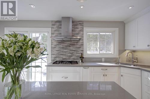 884 Silver Birch Trail, Mississauga, ON - Indoor Photo Showing Kitchen