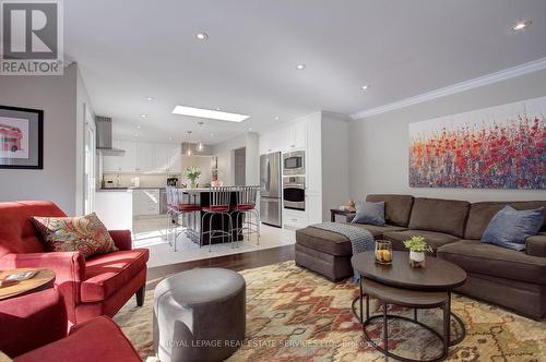 884 Silver Birch Trail, Mississauga, ON - Indoor Photo Showing Living Room