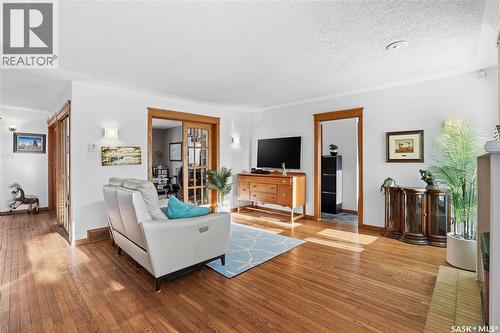 2423 Strathmore Place E, Regina, SK - Indoor Photo Showing Living Room